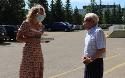 Mayor Veer talking with Honourary Senior